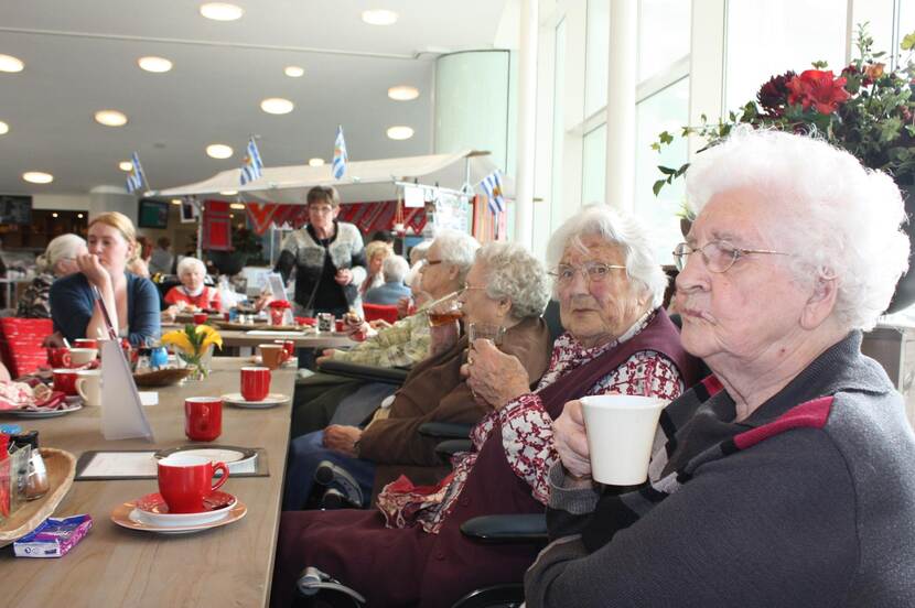 Ouderen drinken samen koffie