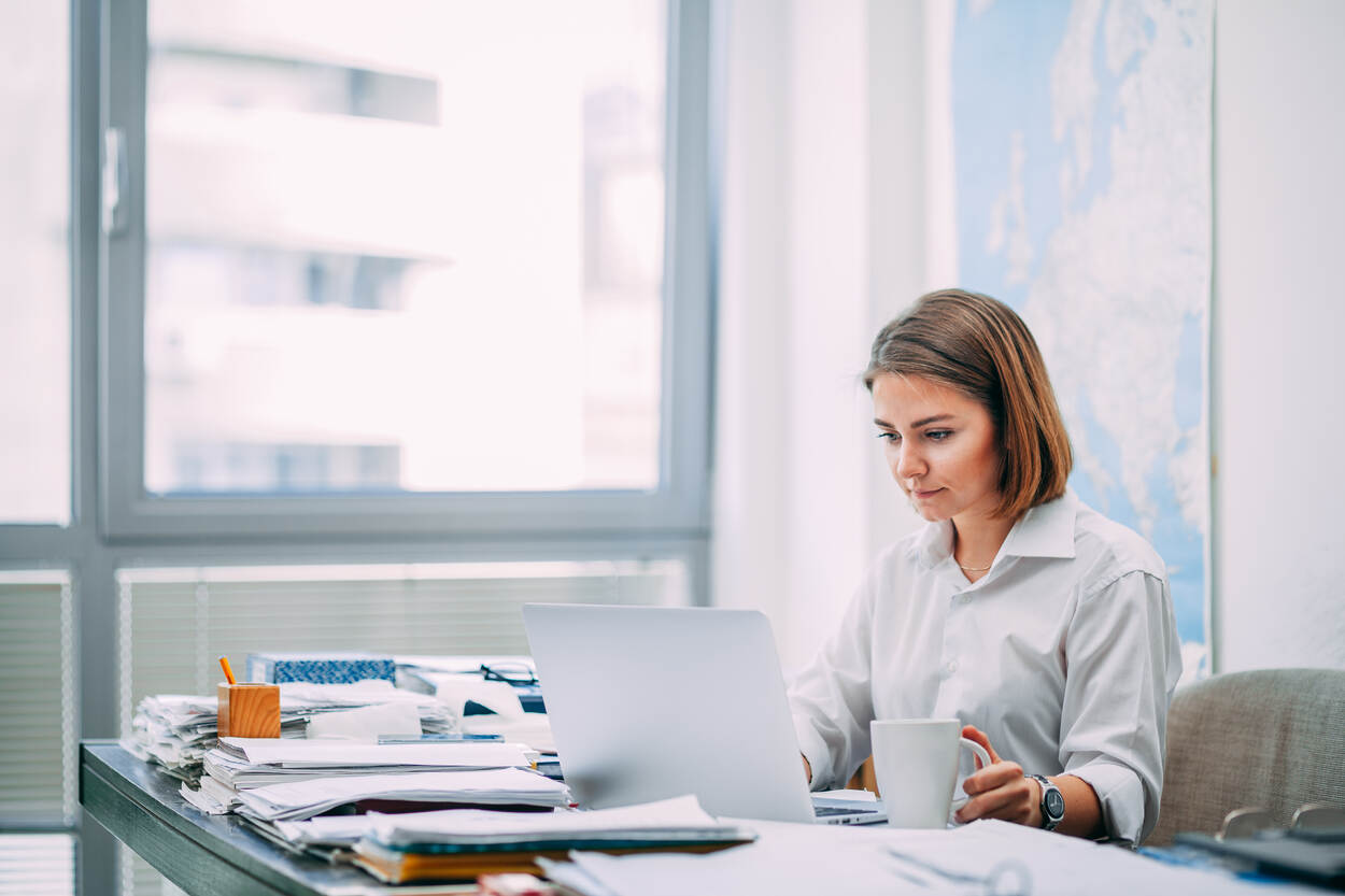 SSK - vrouw werkt op laptop